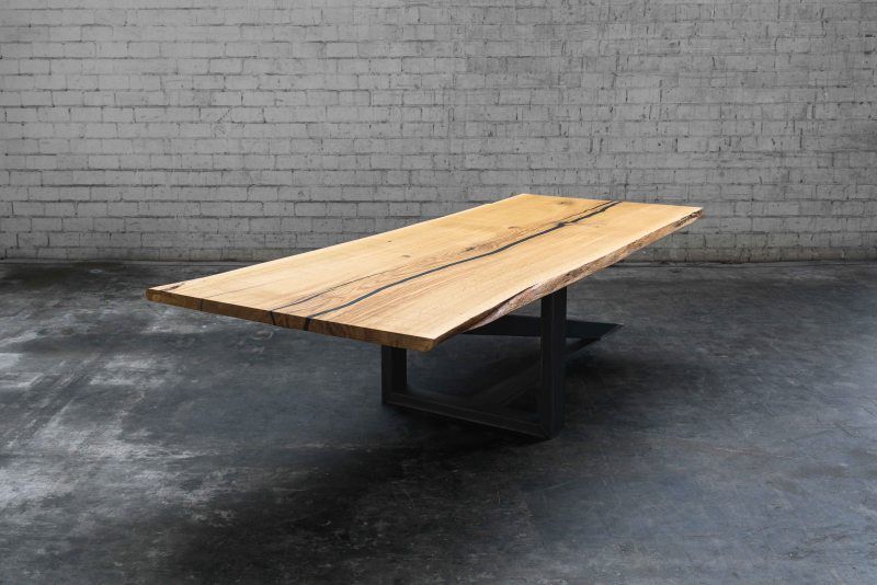 Ein Tisch mit massiver Platte aus europäischer Eiche ist ein Blickfang in jedem Raum (Bild: Schorn & Groh).