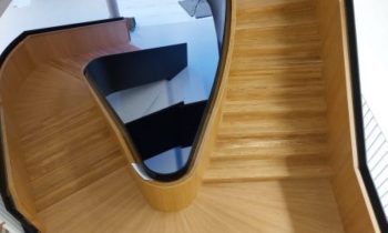 Mit einer neu entwickelten Technik lassen sich Stahltreppen formschön mit Holz verkleiden (Bild: Holz in Form Niedermeier).