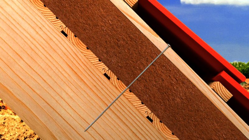 Mit der neuen Holzbauschraube »PowerFast II« lassen sich z. B. Aufdachdämmungen realisieren, um den Wärmeverlust zu reduzieren und Heizkosten zu sparen (Bild: fischer).