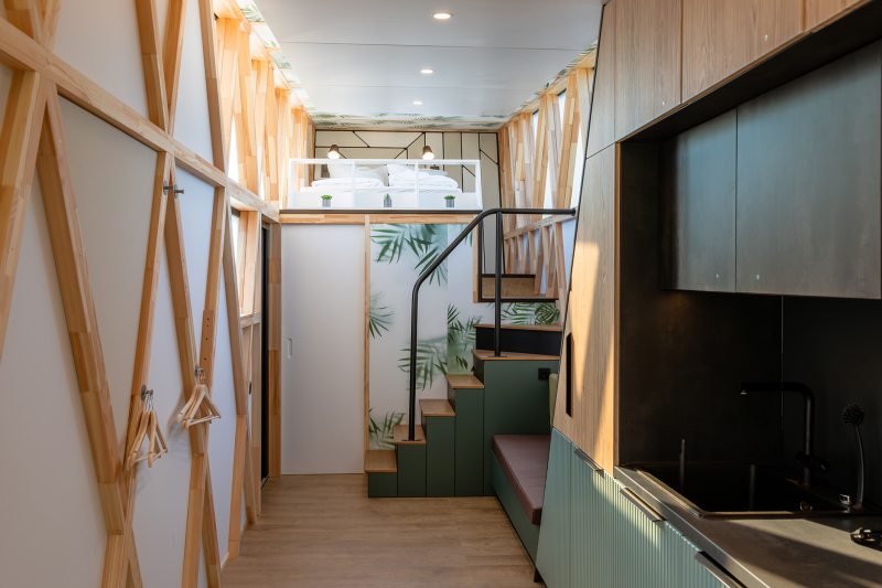 Im Tiny House sind rund 25 funktionale und nachhaltige Continental-Oberflächen im Innen- und Außenbereich verbaut (Bild: Continental).