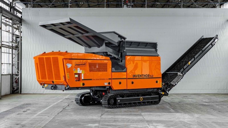 Der Zerkleinerer verfügt über einen optimierten Klapptrichter, der das Beladen mit Bagger oder Radlader vereinfacht (Bild: Doppstadt).