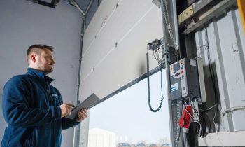 Die professionelle Prüfung von kraftbetätigten Toren erhöht die Sicherheit (Bild: Krause-Werk).