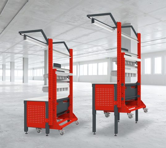 Der mobile Bereitstellungswagen für diverse Materialien lässt sich gemeinsam mit dem Arbeitsplatz in der Höhe verstellen (Bild: Krieg).