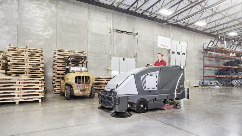 Mit dem doppelseitigen Bürstensystem in 154 cm Breite ist die Kombinationsmaschine für die Großflächenreinigung geeignet (Bild: Nilfisk).