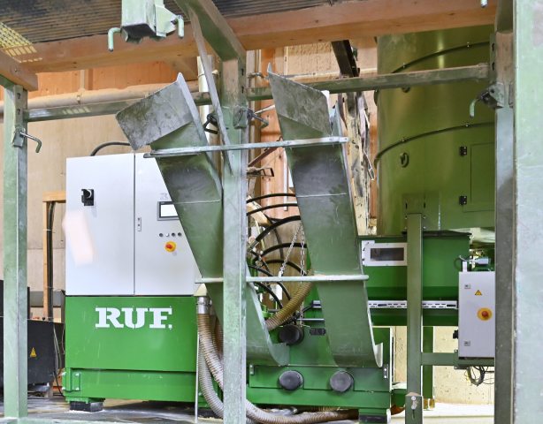 Die neue Brikettpresse benötigt ein Viertel weniger Strom als das Vorgängermodell und ist 4 bis 5 % schneller (Bild: Ruf).