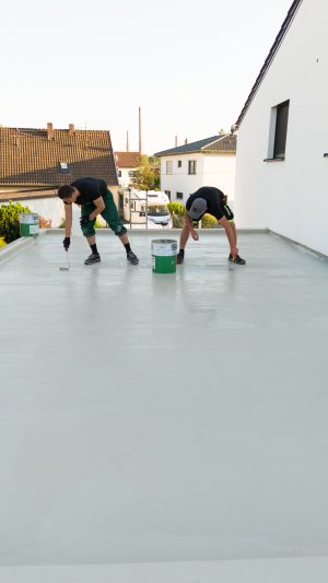 Das Abdichtungsharz ist unkompliziert in der Anwendung und härtet innerhalb einer Stunde aus (Bild: Silikal).