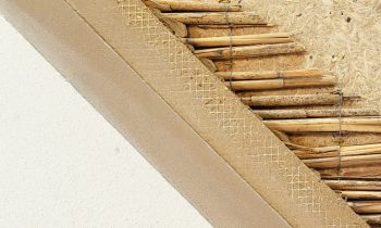 Holzbauplatte, darauf Rohrgewebe, Lehmunterputz mit Stroh- und Glasgewebe, Lehmoberputz sowie Lehm-Designputz (Bild: elka).