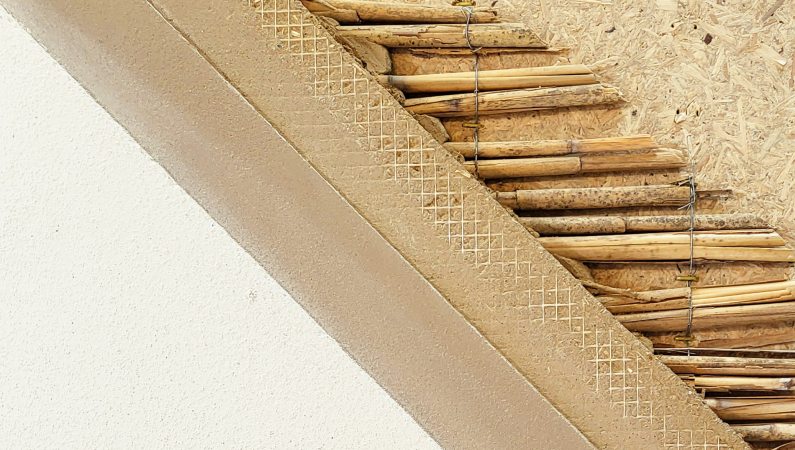 Holzbauplatte, darauf Rohrgewebe, Lehmunterputz mit Stroh- und Glasgewebe, Lehmoberputz sowie Lehm-Designputz (Bild: elka).