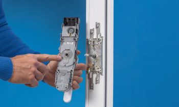 Die Montage des Fensterantriebs ist mit wenigen Handgriffen erledigt (Bild: Abus).
