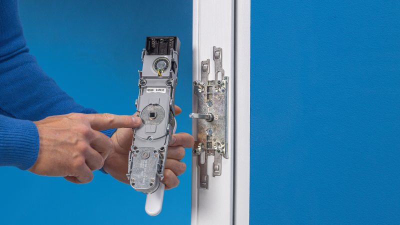 Die Montage des Fensterantriebs ist mit wenigen Handgriffen erledigt (Bild: Abus).