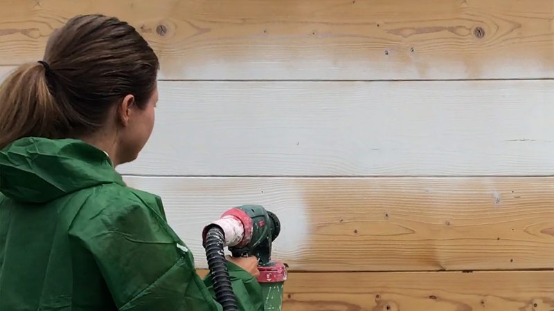 Die Verarbeitung der Aufhellung per Spritzpistole hat den Vorteil von ansatzfreiem Arbeiten an den Kanten und in den Ecken (Bild: Lipfert).