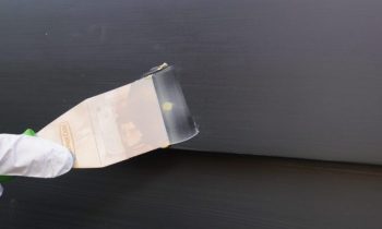 Der 2K-Holz-Feinspachtel ist eine gute Lösung für die schnelle Reparatur kleiner Mängel und Unebenheiten (Bild: Repair Care).