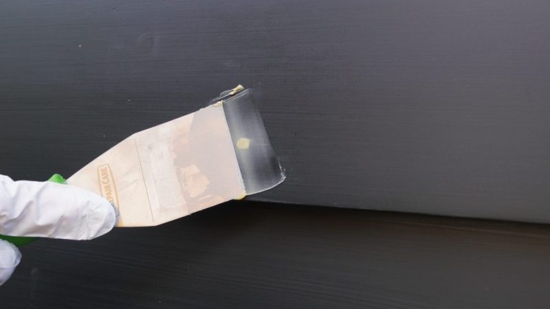 Der 2K-Holz-Feinspachtel ist eine gute Lösung für die schnelle Reparatur kleiner Mängel und Unebenheiten (Bild: Repair Care).