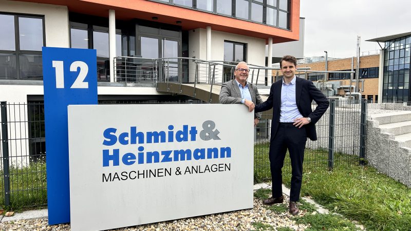 Georg Obermaier (li.), Leiter Business Unit Forming, und CFO Lukas Langer freuen sich über die erfolgreiche Übernahme des Composites-Geschäfts der Schmidt & Heinzmann GmbH & Co. KG (Bild: Dieffenbacher).