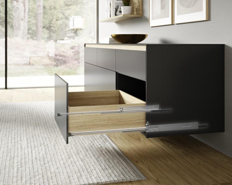 Die »Quadro V6 D5«-Führung aus der aktuellen Plattformgeneration bietet 5-fachen Verstellkomfort für eine präzise Blendenausrichtung in Höhe, Seite, Tiefe, Neigung und Radius (Bild: Hettich).