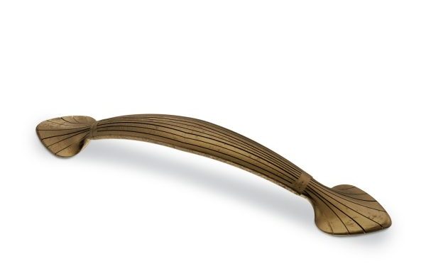 Der Griff »Tribano« in Optik Antik ist ein Beispiel aus der Stilwelt »Folk« (Bild: Hettich).