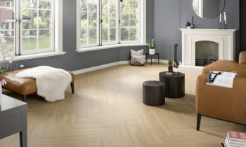 Die Laminatböden der neuen Kollektion vereinen die Unverwüstlichkeit von Laminat mit der Anmutung eines Parkettbodens (Bild: Egger).
