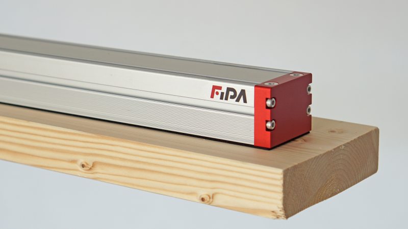 Der neue Flächengreifer nimmt auch schmale Teile sicher und zuverlässig auf (Bild: Fipa).