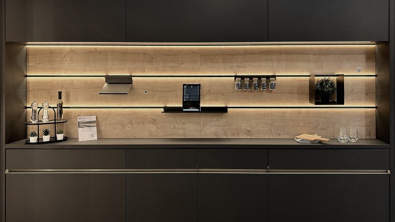 Mit der stimmungsvollen und blendfreien Ambientebeleuchtung werden Nischen optisch aufgewertet (Bild: Elektra).