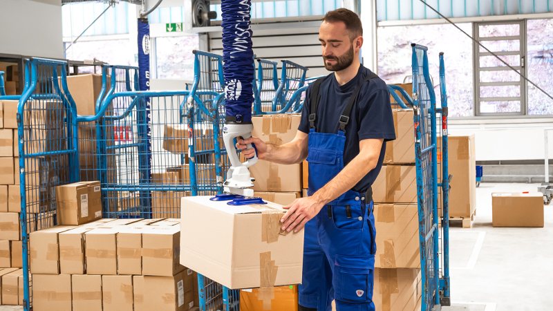 Der optimierte Vakuum-Schlauchheber eignet sich aufgrund seines ergonomischen Designs für unterschiedlich große Hände (Bild: Schmalz).