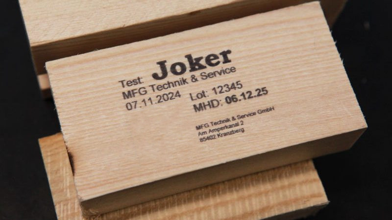 Der Tintenstrahldrucker eignet sich auch für die direkte Kennzeichnung von Holz (Bild: MFG).