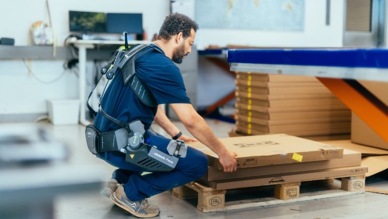 Exoskelette von Ottobock entlasten das Personal an den Arbeitsplätzen (Bild: IKEA/Ingka).