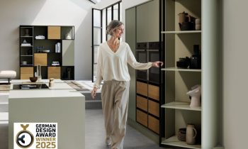 Der Dreh-Schwenk-Beschlag »Furnspin« ermöglicht das dynamische Drehen ganzer Möbelkorpusse (Bild: Hettich).