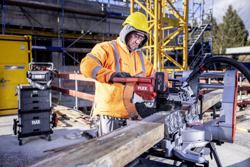 Mit passendem Untergestell ist die Akku Kapp-Zugsäge auch für den Einsatz auf der Baustelle bestmöglich aufgestellt (Bild: Flex).