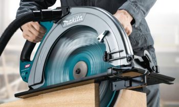 Die kraftvolle Akku-Handkreissäge eignet sich besonders für das Schneiden dicker Materialien (Bild: Makita).
