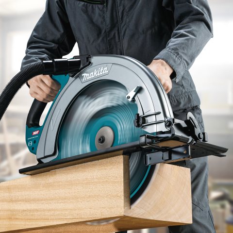 Die kraftvolle Akku-Handkreissäge eignet sich besonders für das Schneiden dicker Materialien (Bild: Makita).