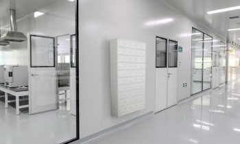 Der kompakte Wertfachschrank, hier in der Ausführung mit 50 Fächern, ist aus robustem Stahlblech gefertigt (Bild: Topregal).