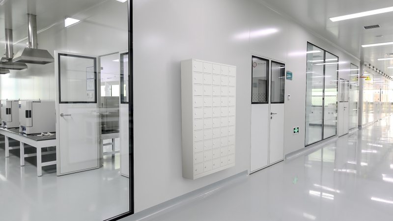Der kompakte Wertfachschrank, hier in der Ausführung mit 50 Fächern, ist aus robustem Stahlblech gefertigt (Bild: Topregal).