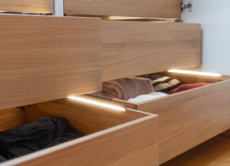 Beleuchtungskonzept inklusive: Licht wurde von Hennemann nicht nur praktisch gedacht, sondern als Teil des Möbeldesigns (Bild: Markus Gänswein).