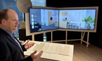 Auf der Hausmesse wurde eine faszinierende Verbindung zwischen Echtmustern und digitaler Darstellung vorgestellt. In computergenerierten Räumen werden Dekore und Trends visualisiert und realitätsgetreu zum Leben erweckt. Im Bild: Klaus Monhoff, Leiter Dekor- und Designmanagement (Bild: Egger).
