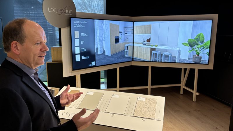 Auf der Hausmesse wurde eine faszinierende Verbindung zwischen Echtmustern und digitaler Darstellung vorgestellt. In computergenerierten Räumen werden Dekore und Trends visualisiert und realitätsgetreu zum Leben erweckt. Im Bild: Klaus Monhoff, Leiter Dekor- und Designmanagement (Bild: Egger).