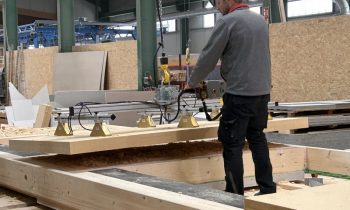 Individuelle Handling-Lösungen steigern Effizienz und Ergonomie in Holzbaubetrieben (Bild: Eurotech).