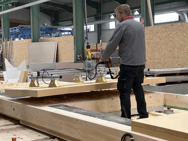 Individuelle Handling-Lösungen steigern Effizienz und Ergonomie in Holzbaubetrieben (Bild: Eurotech).