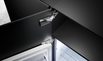 Das Führungsscharnier sorgt für die nötige Stabilität in der Drehbewegung der Möbeltür. Dadurch bleibt das Fugenbild perfekt (Bild: Hettich).