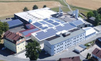 Die ständig modernisierten Fertigungsanlagen sorgen für eine hohe Ressourceneffizienz in der Plattenproduktion (Bild: PWM).