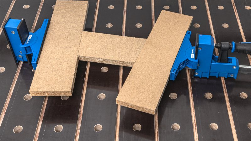 Dank hoher Spannkraft, vielseitigem Zubehör und stabiler Konstruktion sind die Korpuszwingen eine flexible und zuverlässige Lösung für jede Verleimarbeit (Bild: sauter).