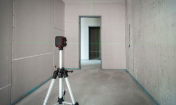 Der grüne Linienlaser ermöglicht ein großes Linienpanorama bis zu 170° für vielseitige Anwendungen im Innenausbau (Bild: Sola).