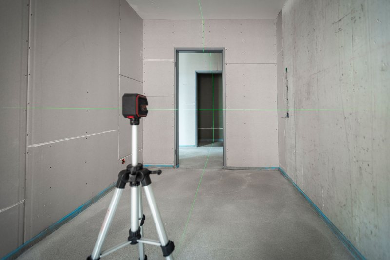 Der grüne Linienlaser ermöglicht ein großes Linienpanorama bis zu 170° für vielseitige Anwendungen im Innenausbau (Bild: Sola).