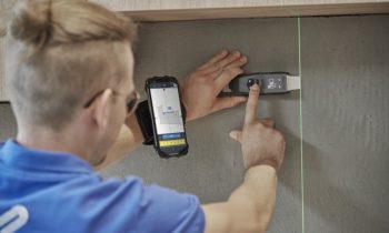 Die vom digitalen Aufmaßsystem gemessenen Daten werden automatisch via Bluetooth in die Aufmaß-App übertragen (Bild: Solaflex).
