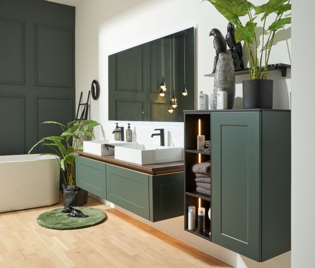Das dunkle Grün und die Schrankfronten im modernen Landhausstil verbreiten Eleganz im Badezimmer (Bild: Nolte Spa).