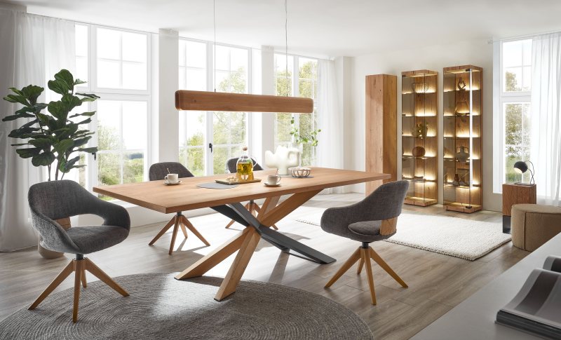 Der Esstisch aus Kerneiche wird mit komfortabel gepolsterten Stühlen ausgestattet, deren Sitzschale sich für ein gesundes Sitzen drehen und leicht wippen lässt (Bild: Hartmann Möbelwerke).