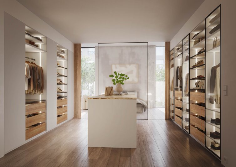 Im Ankleidezimmer lassen sich Kleidung, aber auch Schuhe, Schmuck oder Handtaschen ansprechend präsentieren und griffbereit verstauen (Bild: Rotpunkt).