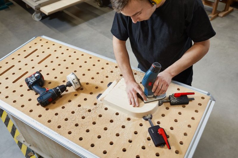Die Waagrechtspanner verfügen über eine spezielle Niederzugmechanik, die dafür sorgt, dass das Werkstück plan auf der Tischplatte gehalten wird (Bilder: Bessey).