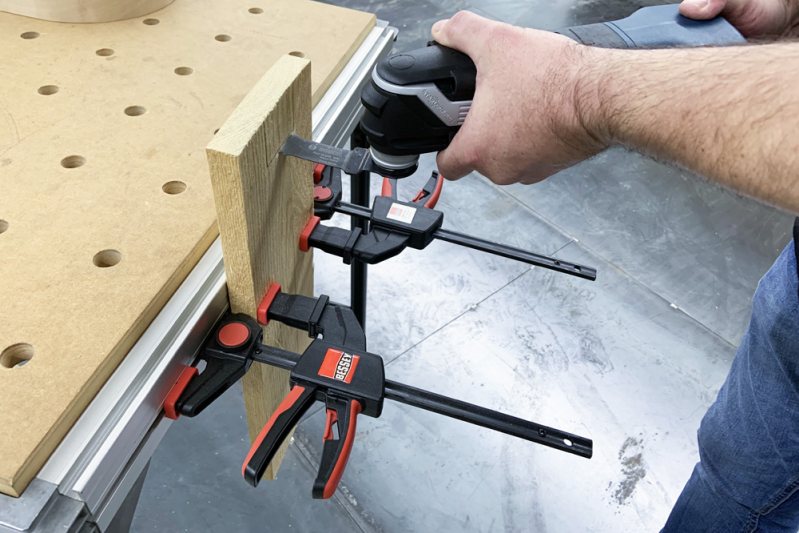 Die Einhand-Tischzwinge ist im praktischen Zweierset erhältlich (Bilder: Bessey).