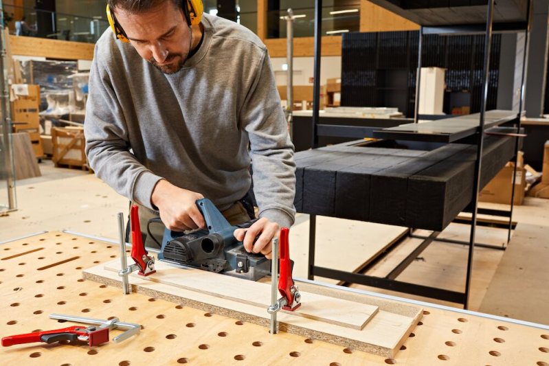 Die Tischzwinge mit Hebelgriff spannt mit bis zu 240 kg (Bilder: Bessey).