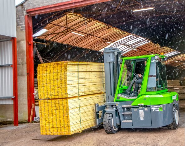 Der Elektro-Mehrwegestapler »Combi-CB70E«, ist trotz einer Tragfähigkeit von sieben Tonnen besonders kompakt ist und kann auch in engen Gängen manövrieren (Bild: Combilift).